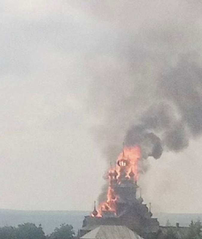 Так палає Святогорська Лавра (відео)