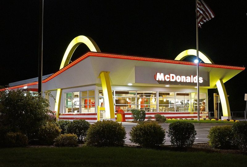 Український уряд співпрацює з керівництвом фаст-фуд мережі McDonald’s над тим, аби відновити роботу ресторанів в Україні найближчим часом