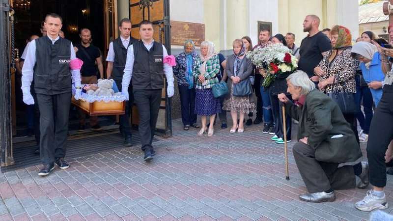 Вінничани прощались з чотирирічною Лізою Дмитрієвою, яка загинула під час ракетного обстрілу Вінниці