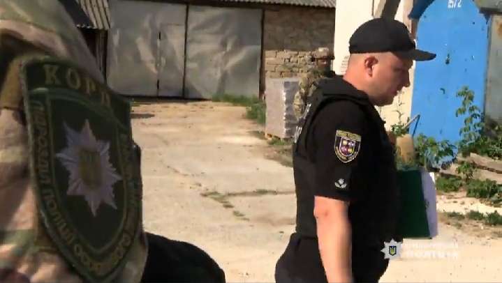 На Вінниччині поліцейські викрили організовану злочинну групу, яка налагодила схему розкрадання деревини особливо цінних порід (відео)