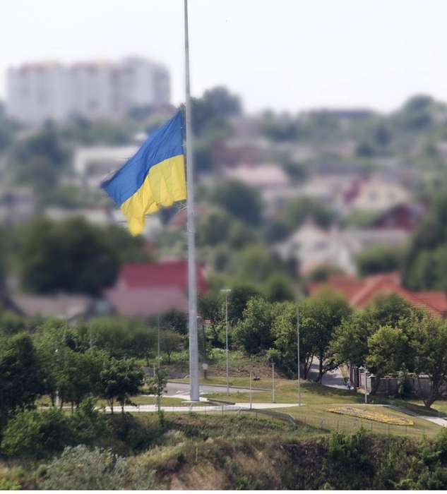 На Замковій Горі приспустили національний прапор