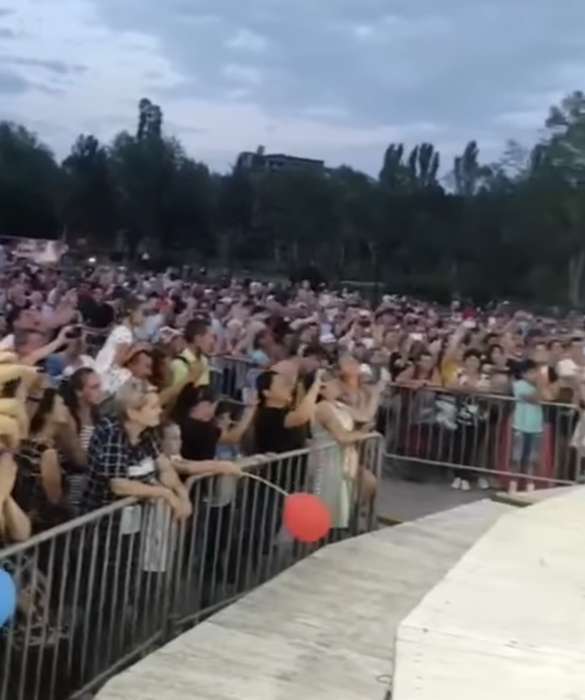 Захисники Маріуполя в тюрмах, вата Маріуполя тусується під «Бєлий лєбедь» рашистів (відео)