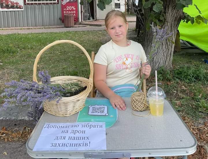 8-річна вінницька школярка продає лаванду, щоб купити дрон для ЗСУ