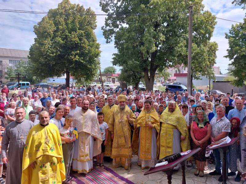 Понад пів тисячі вірян молилися на першому богослужіння у храмі ПЦУ у смт Чернівці на Вінниччині