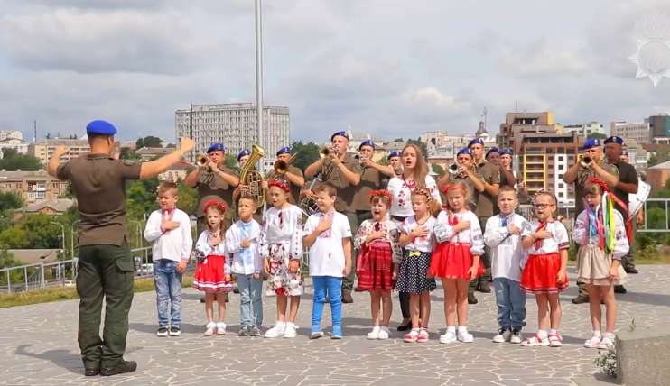 Із Днем Державності привітали українців вінницькі гвардійці та їхні діти (відео)