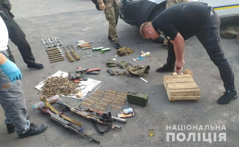 Поліцейські Вінниччини вилучили у чоловіка 2 автомати, 38 гранат та 5 тисяч