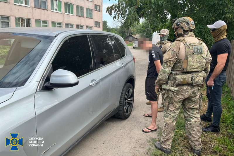 СБУ затримала агента рф, який «провів» до околиць Києва понад 120 одиниць техніки окупантів (відео)