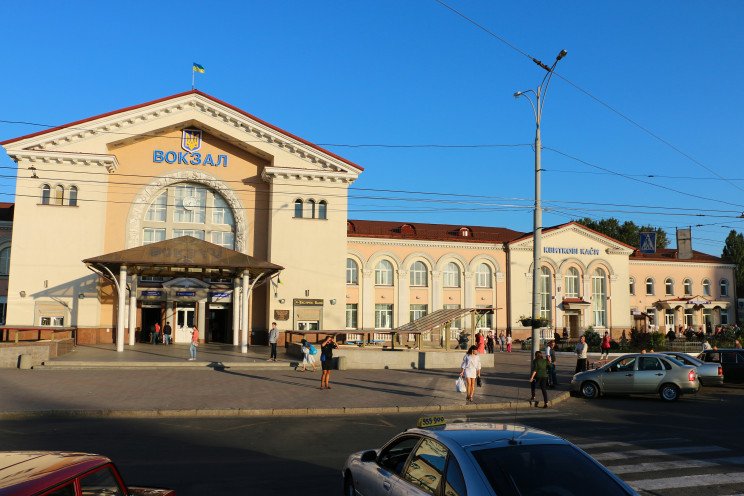 Замінували Привокзальний ринок та залізничний вокзал Вінниці, – про це повідомили аноніми. Поліція перевіряє об’єкти