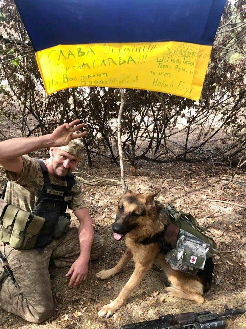 Найбільше наші  душі зачіпають прапори України з передової і символи України, які присилають наші земляки і славні воїни!