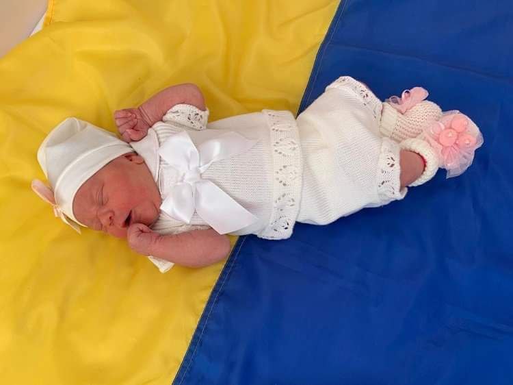 Фотосесію з Прапором України провели для новонароджених у Калинівці