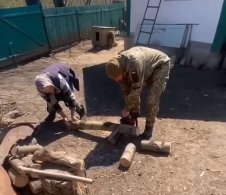 Бійці Вінницької тероборони під обстрілами допомогли бабусі заготовити дрова (відео)