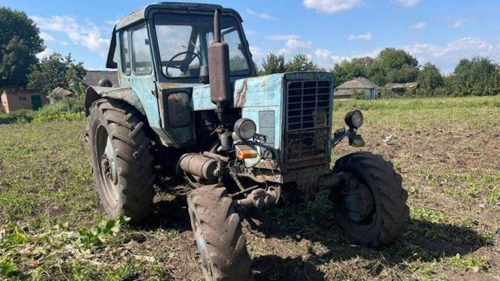 Трактор наїхав на жінку, яка збирала на городі картоплю