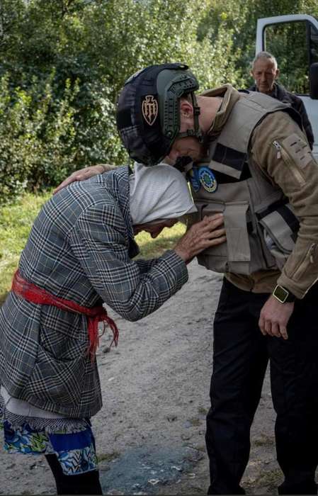 92-річна бабуся пережила другу світову, а тепер доземно вклоняється ЗСУ