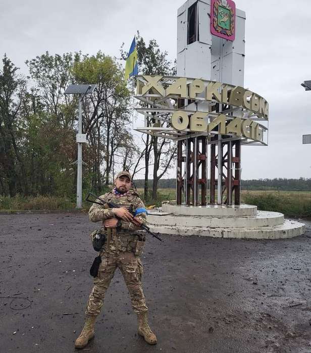 Два снікерси від бійця ЗСУ для хлопчаків в Ізюмі