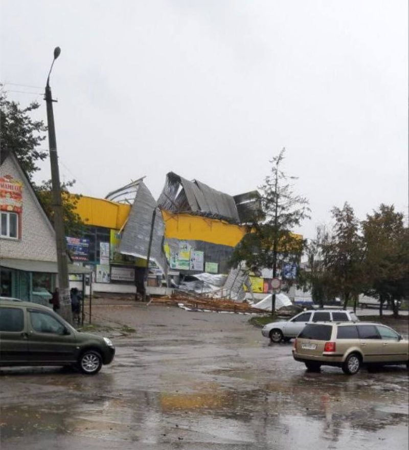 Пошкоджені дахи будинків, повалені дерева – так на Вінниччині вирує негода