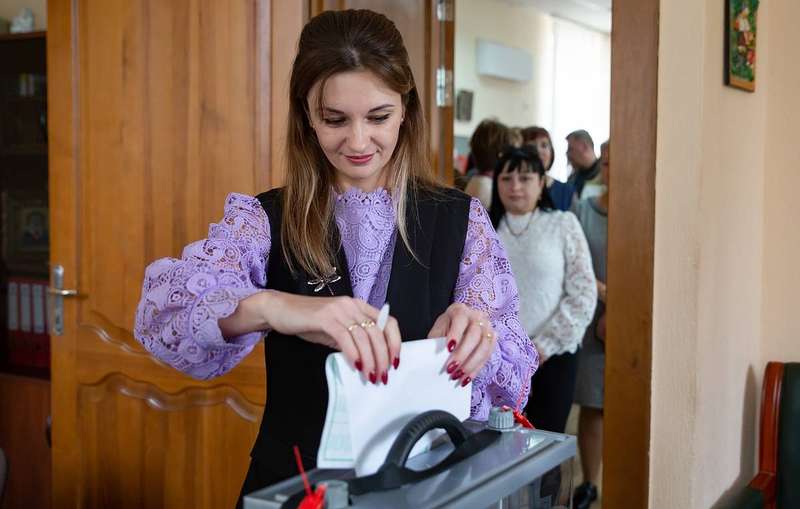На Луганщині “референдум” використали для видачі російських паспортів та повісток