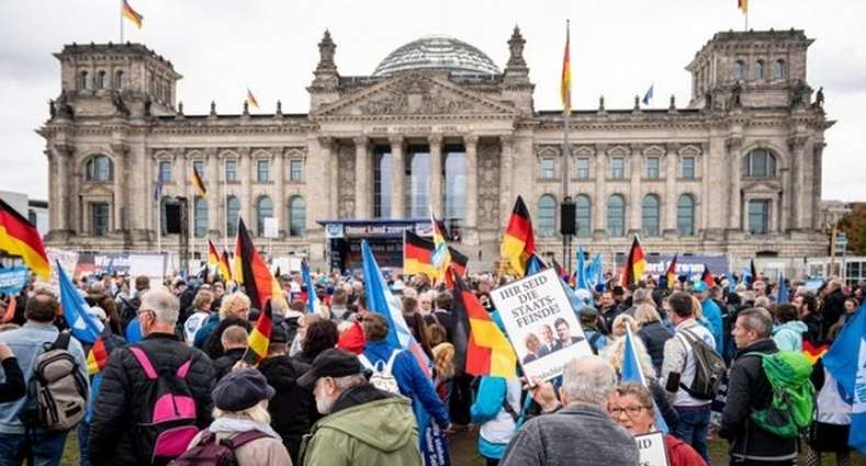 Вчора прихильники правопопулістської “Альтернативи для Німеччини” зібралися під будівлею парламенту на протест проти високих цін та із закликами зняти санкції проти Росії