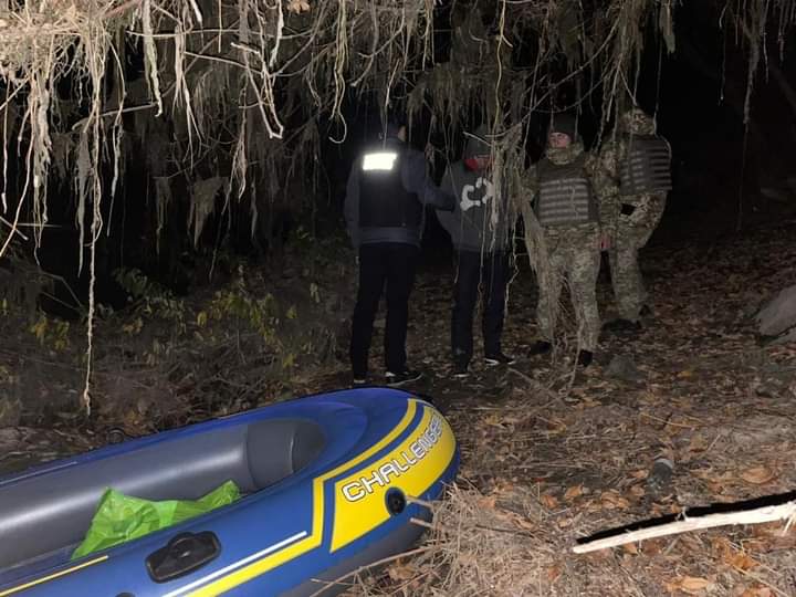 Громадянин Молдови заради коханої переплив Дністер на гумовому човні без весел