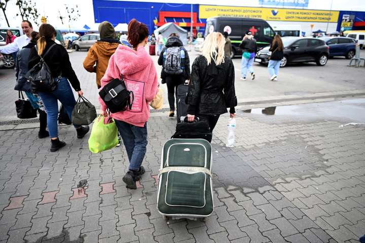 Проживання в Польщі для українських біженців стане платним