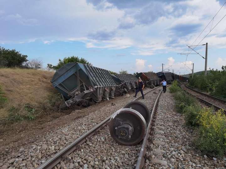 У Псковській області партизани допомогли нам в війні: 13 вагонів з боєприпасами зійшли з рейок