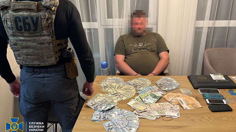 СБУ викрила банду, яка пропонувала українським ухилянтам виїзд до Росії