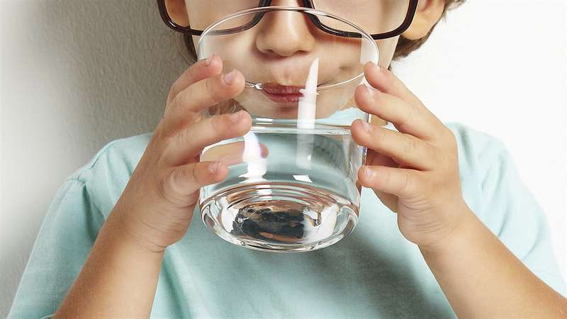 Скільки води на день потрібно випивати, і які продукти забезпечать організм рідиною