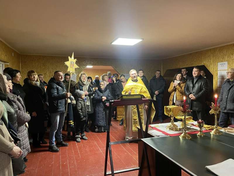 Різдвяна служба у бомбосховищі в Україні