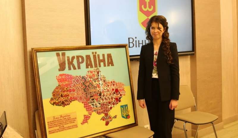 Вінничанка встановила національний рекорд «Найбільша мапа України, вишита підлітком»
