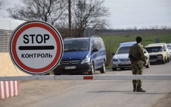 В Україні виїзд за кордон заборонили тисячам жінок