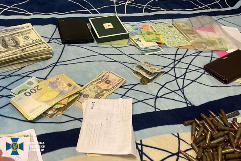 Керівництво комісії Медичних сил ЗСУ викрили на хабарі, вдома знайшли мільйони готівки
