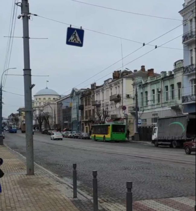 Хвилина мовчання у Вінниці: громадський транспорт зупинився (відео)