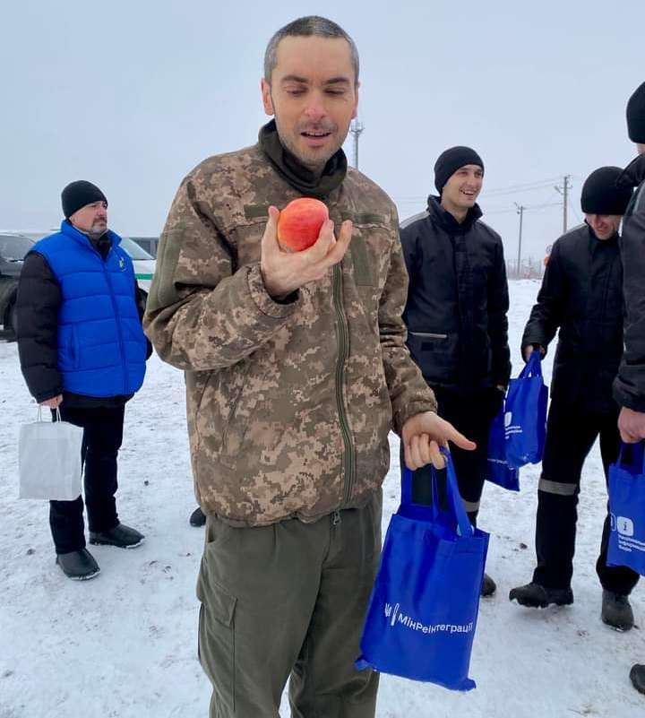 Фото дня – звільнений з полону військовий, який вперше за рік бачить свіже яблуко