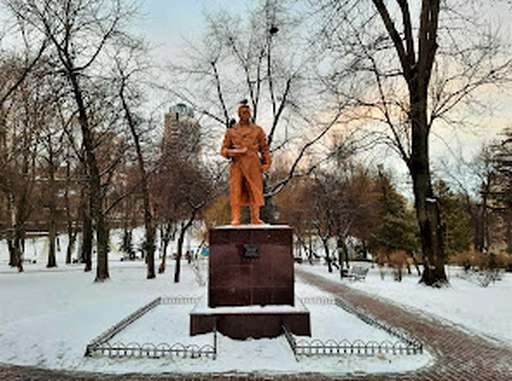 У Києві демонтували пам’ятник радянському льотчику Валерію Чкалову