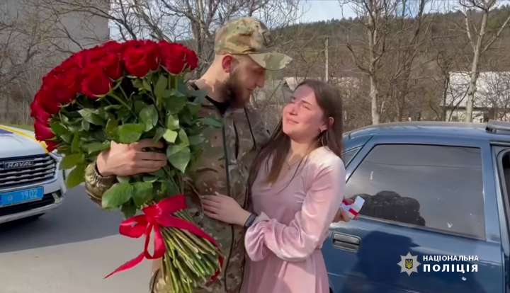 Поліцейські допомогли військовослужбовцю освідчитись коханій (відео)