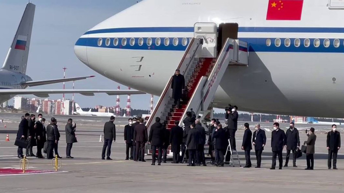 Президент Китаю Сі Цзіньпін прилетів в Москву, де у нього запланована зустріч з російським диктатором Володимиром Путіним