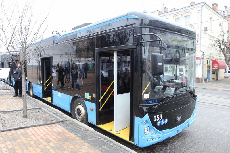 На Хутір Шевченка та район «Академічний» відсьогодні їздитиме тролейбус. Нові маршрути відкрили завдяки тролейбусам «VinLine» з автономним ходом на 20 км