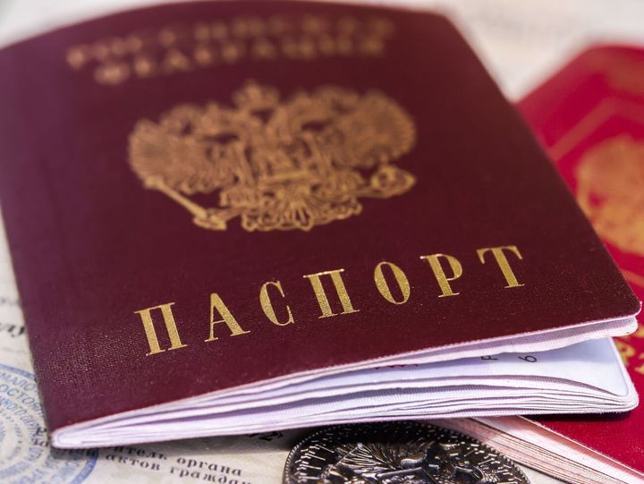 Російський паспорт, або депортація: українців силою змушують брати російські паспорти