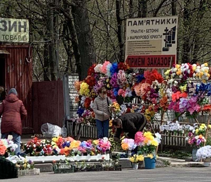 Чому пластикові квіти продають перед входом на кладовища?