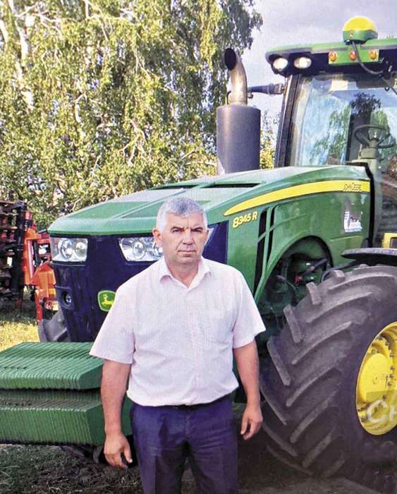 «Він нам у селі – як батько», – кажуть про свого місцевого агровиробника жителі села Сологубівка, що на Оратівщині.