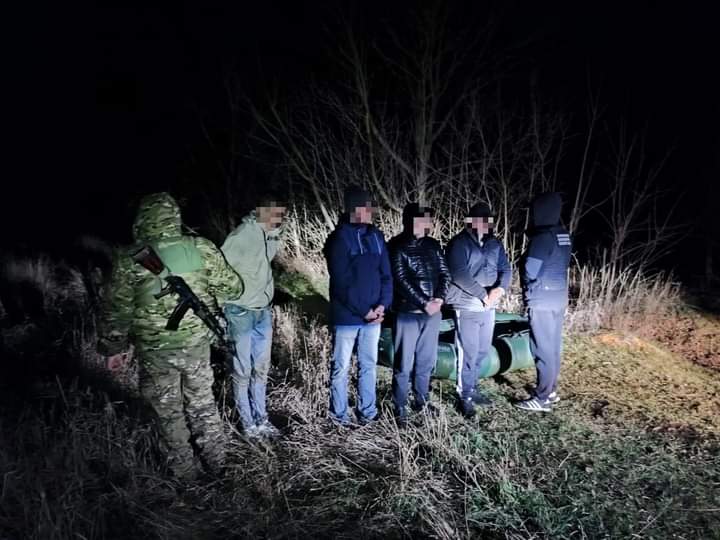 Молдованин за 13 500 доларів на човні намагався переправити за кордон трьох українців