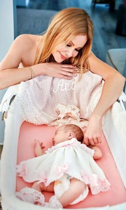 Іспанську актрису сфотографували на виході з лікарні з новонародженим дитям на руках