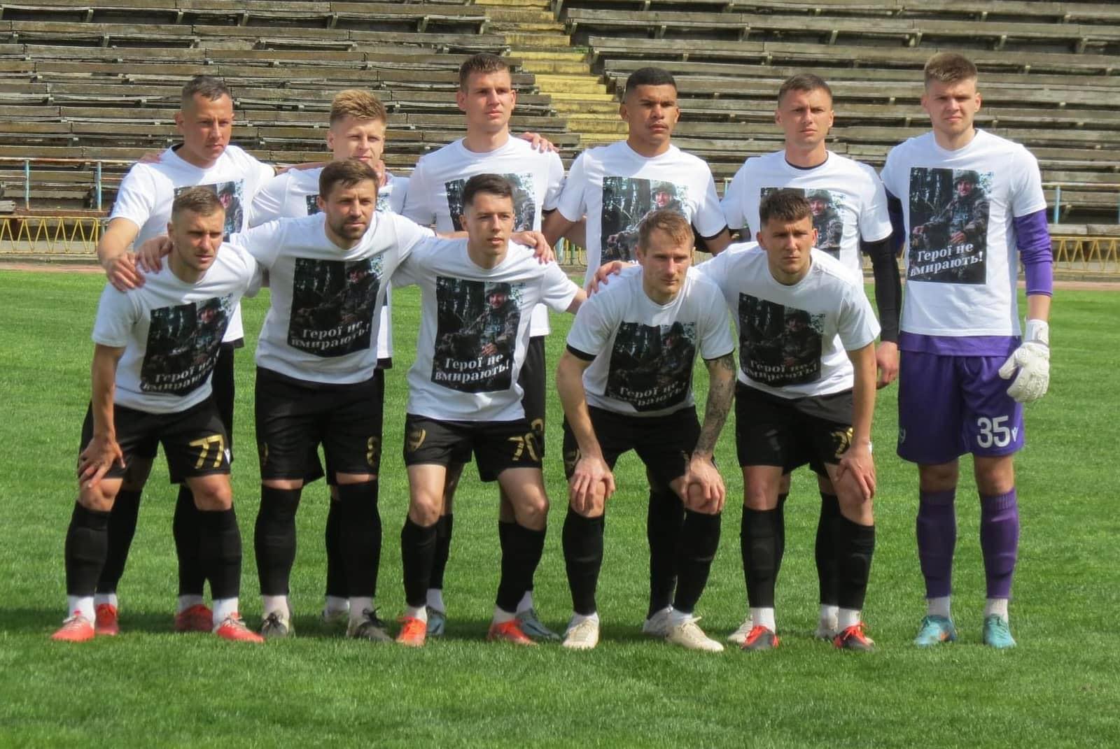 Вінницькі футболісти «Ниви» вийшли на поле у футболках із загиблим героєм