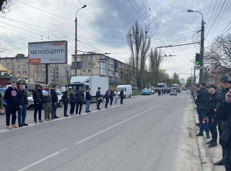 Тисячі вінничан живим коридором зустріли на щиті Героя Трейна (відео)