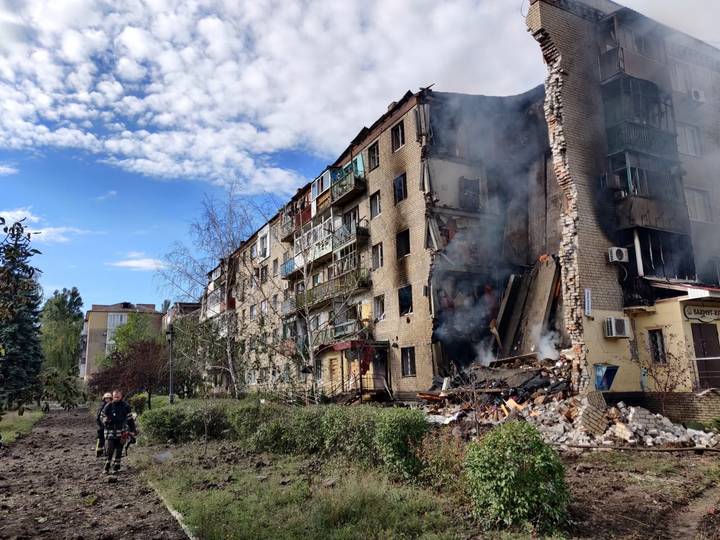 Божевільний екіпаж пускає ракети в мирні міста, ведучи літак до катастрофи