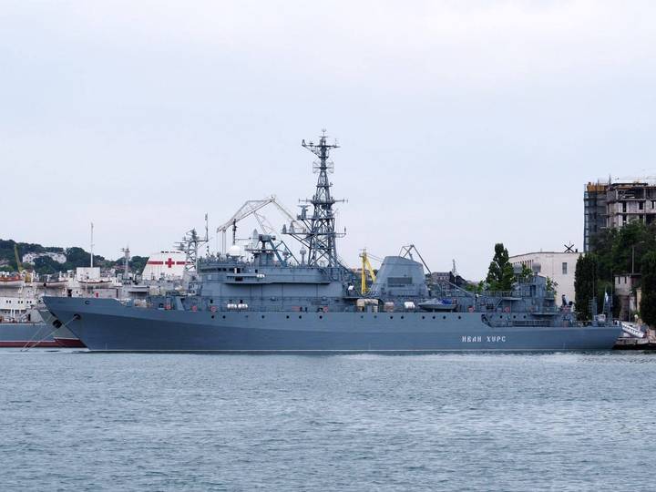 Вночі 3 безпілотника атакували російський розвідкорабель «Іван Хурс»