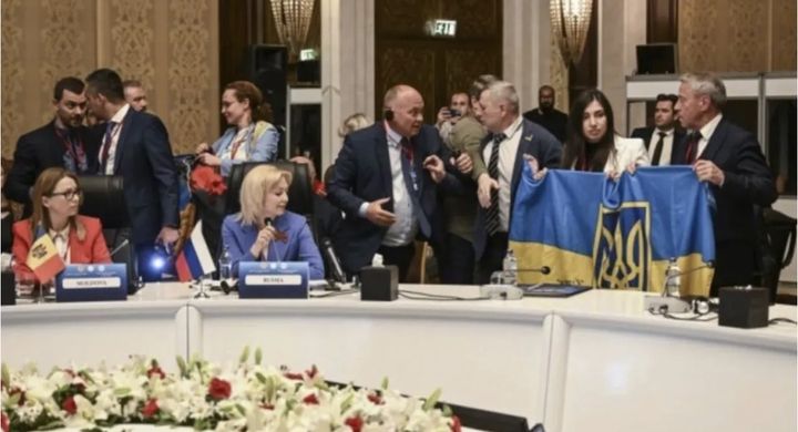 На саміті ПАЧЕС сталася сутичка між українською та російською делегацією: росіяни намагалися забрати прапор України