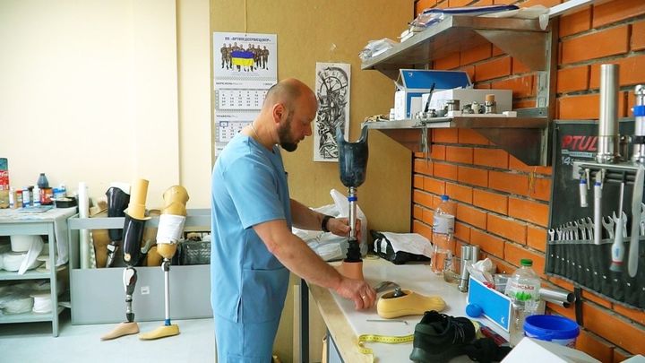 Протези для українських бійців безкоштовно виготовляють у Вінниці