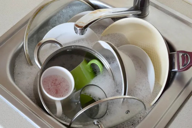 Чому миття посуду може розбити сім’ю: не дозволяйте це робити гостям та свекрухам