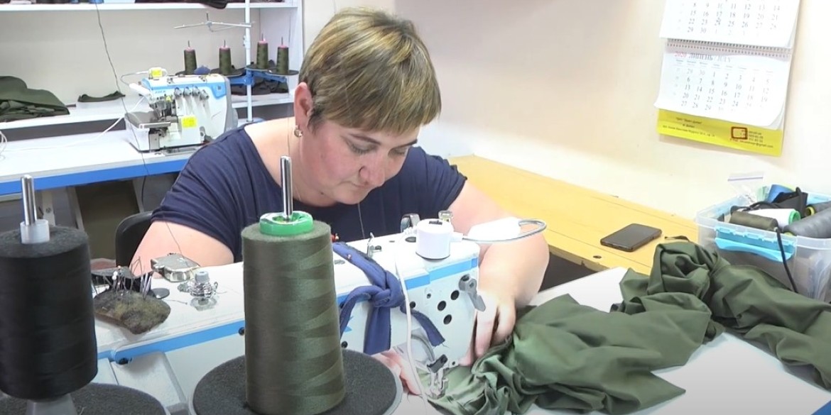 Однострої та шеврони шиють для ЗСУ волонтери у Вінниці