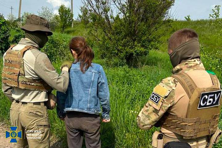 СБУ затримала зрадницю, яка “зливала” окупантам позиції ЗСУ поблизу Слов’янська і Краматорська